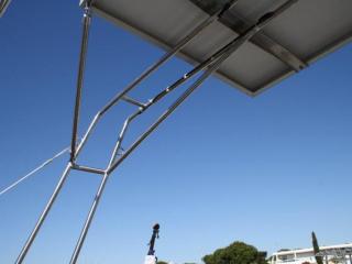 Support de panneaux solaires sur bateau détail