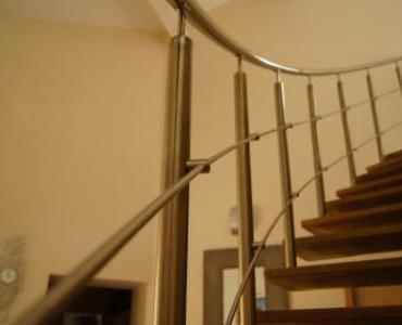 Escalier inox sur mesure design et fonctionnel avec mise en conformité sécurité pour les entreprises et les particuliers
